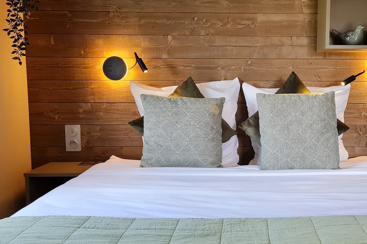 Minibar, mörklÀggningsgardiner, ljudisolering och resesÀng