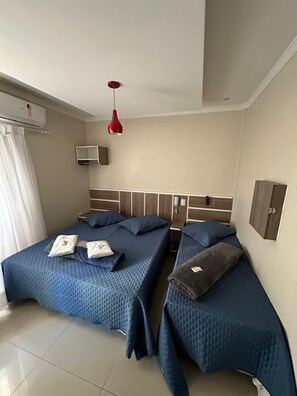 In-room safe, iron/ironing board, free WiFi, bed sheets - Hotel Quintino (São Paulo)