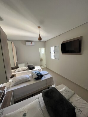 Een kluis op de kamer, een strijkplank/strijkijzer, gratis wifi