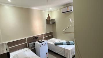 Comfort-Zweibettzimmer | Zimmersafe, Bügeleisen/Bügelbrett, kostenloses WLAN, Bettwäsche