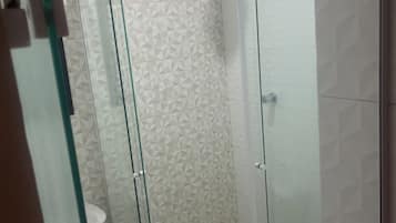 Habitación doble Confort | Baño | Regadera, amenidades de baño gratuitas, secadora de cabello, pantuflas