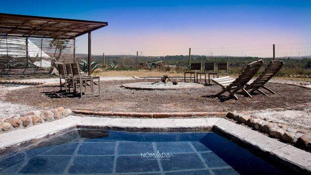 A pool area with lounge chairs and a covered seating area. - Nomada Glamping - San Miguel de Allende X NANTLI LIVING (San Miguel de Allende)