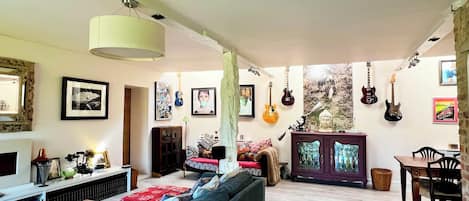 Smart TV, DVD player, books, offices