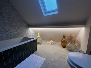 Een haardroger, handdoeken, zeep, shampoo