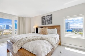 1 soverom, skrivebord, strykejern/-brett og reiseseng for barn