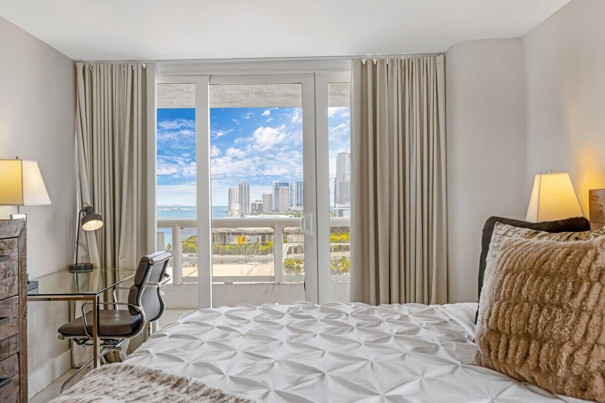 1 soverom, skrivebord, strykejern/-brett og reiseseng for barn