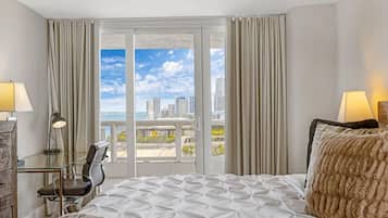 1 habitación, escritorio, tabla de planchar con plancha y cuna de viaje