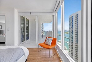 2 habitaciones, escritorio y tabla de planchar con plancha