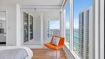 2 habitaciones, escritorio y tabla de planchar con plancha