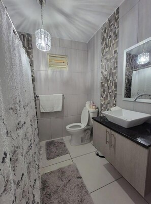 Haartrockner, Handtücher, Seife, Shampoo