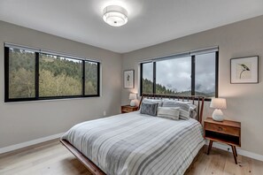 3 slaapkamers, een bureau, een strijkplank/strijkijzer, reisbedje