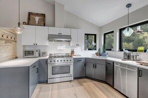 Geladeira, micro-ondas, fogão, cooktop