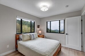 3 Schlafzimmer, Schreibtisch, Bügeleisen/Bügelbrett, Reisekinderbett
