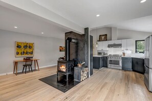 Réfrigérateur, four à micro-ondes, un four, surface de cuisson