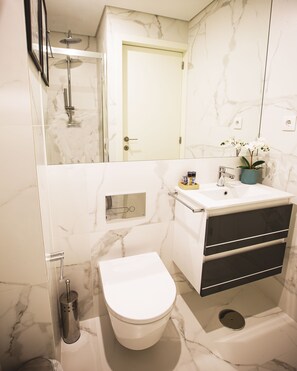 Dusj, hårføner, håndklær og såpe