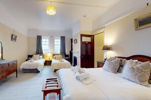 4 Schlafzimmer, BĂŒgeleisen/BĂŒgelbrett, Reisekinderbett, kostenloses WLAN