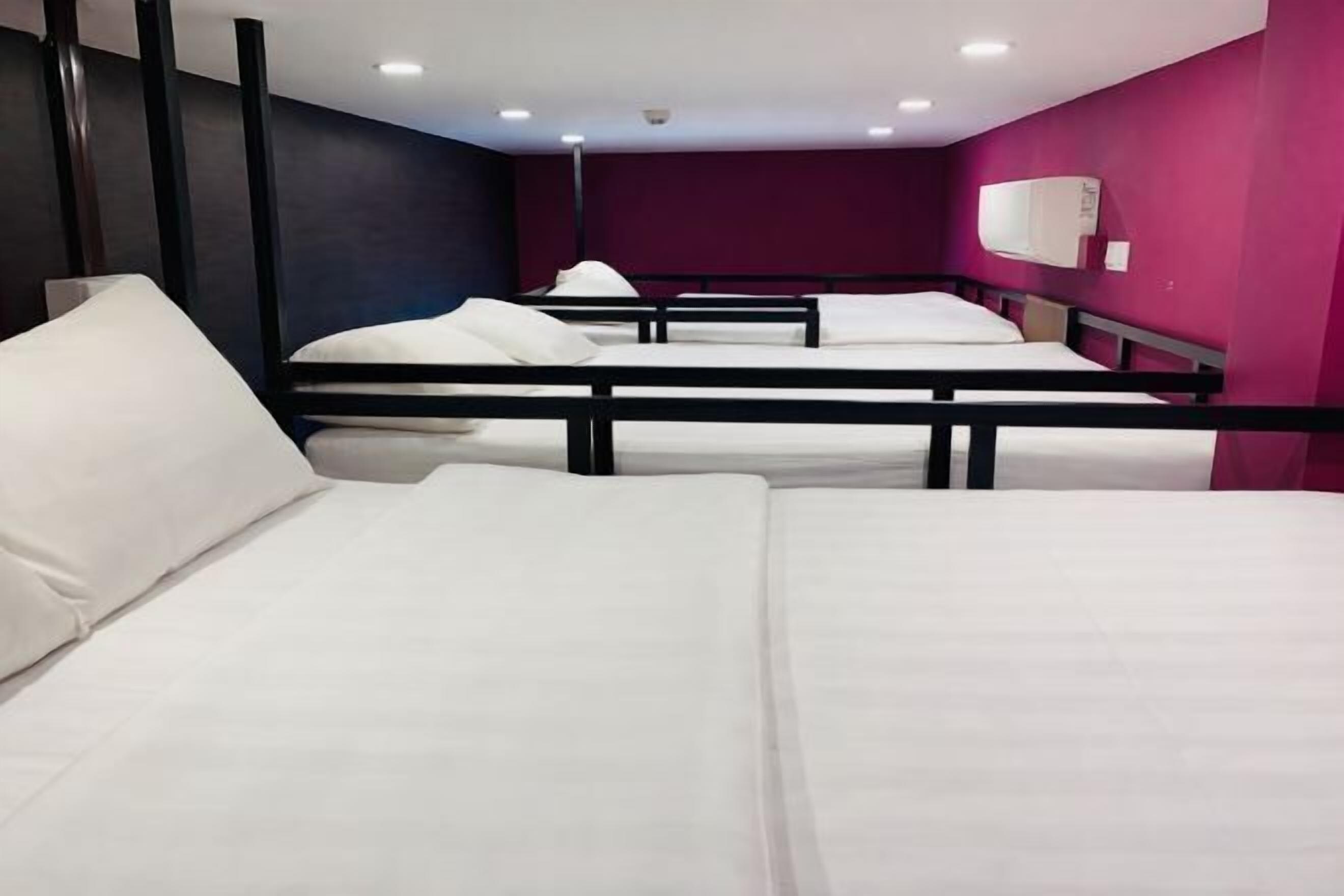 Desk, soundproofing, free WiFi, bed sheets