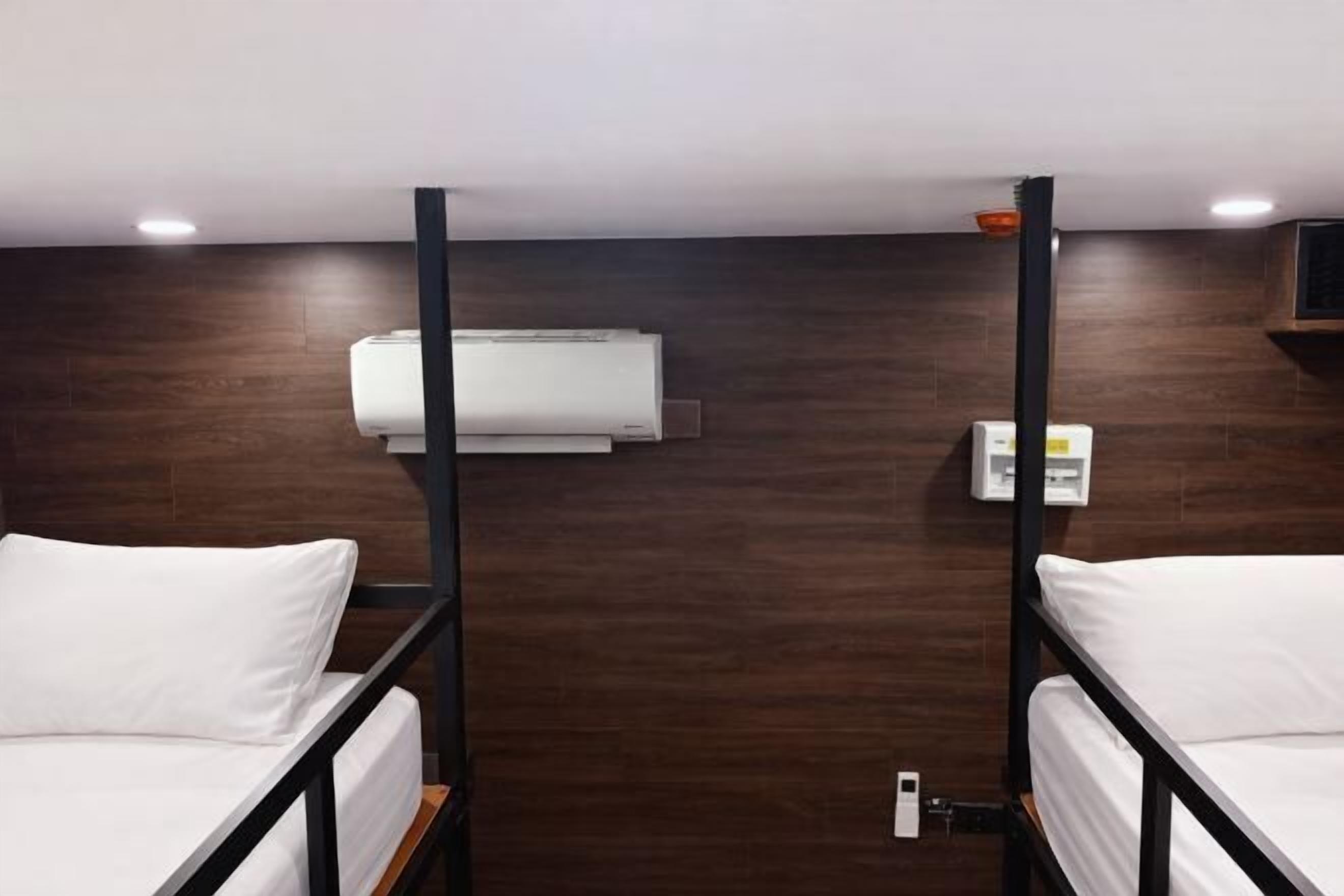 Desk, soundproofing, free WiFi, bed sheets