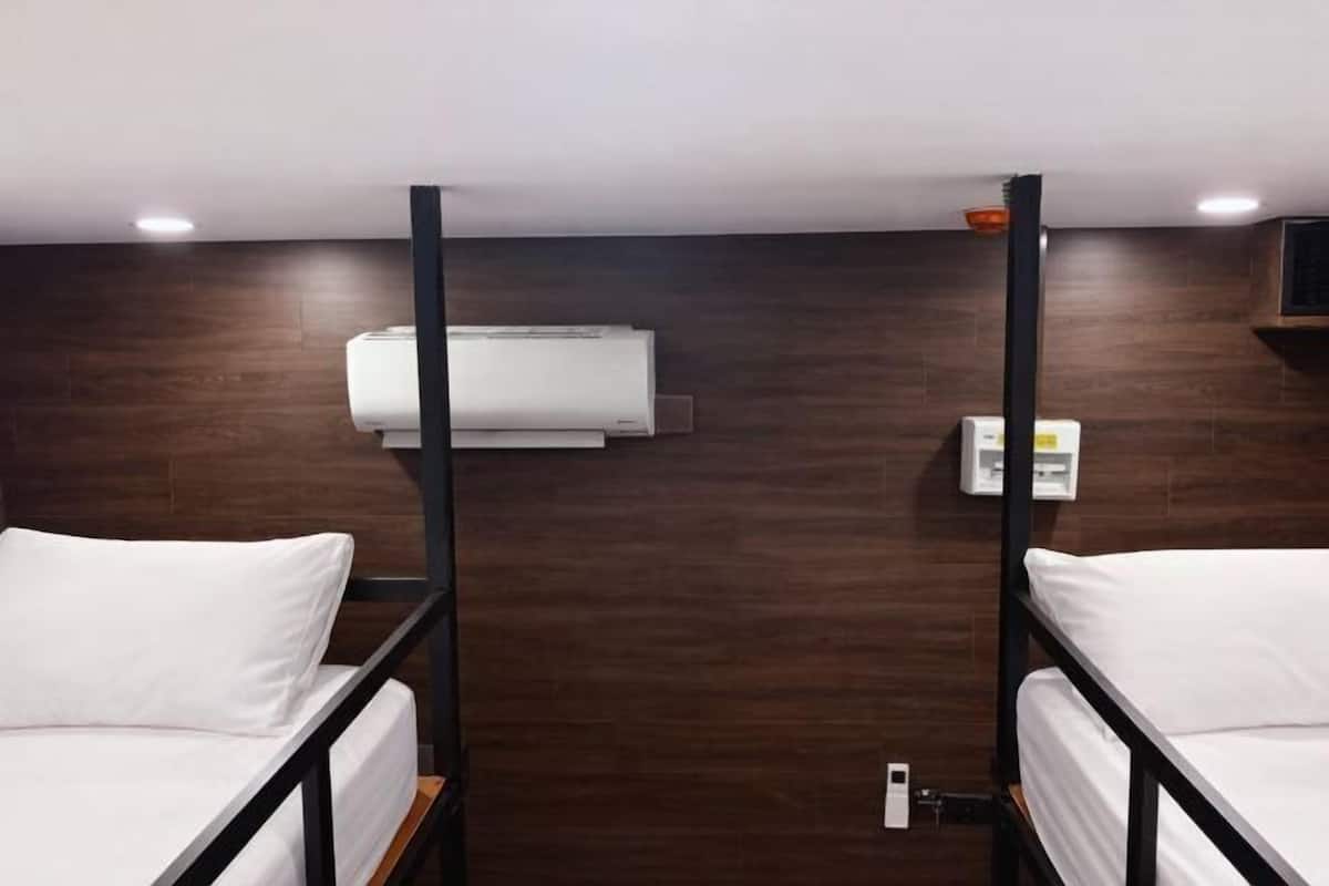 Escritorio, sistema de insonorización, wifi gratis y ropa de cama