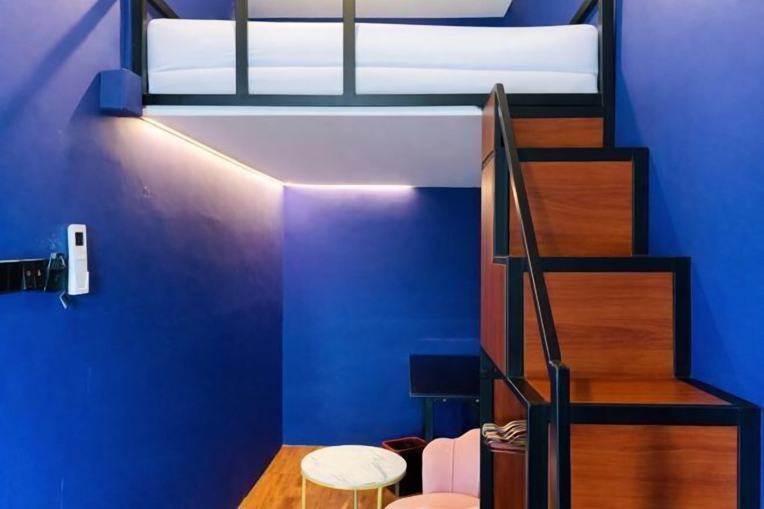 Desk, soundproofing, free WiFi, bed sheets