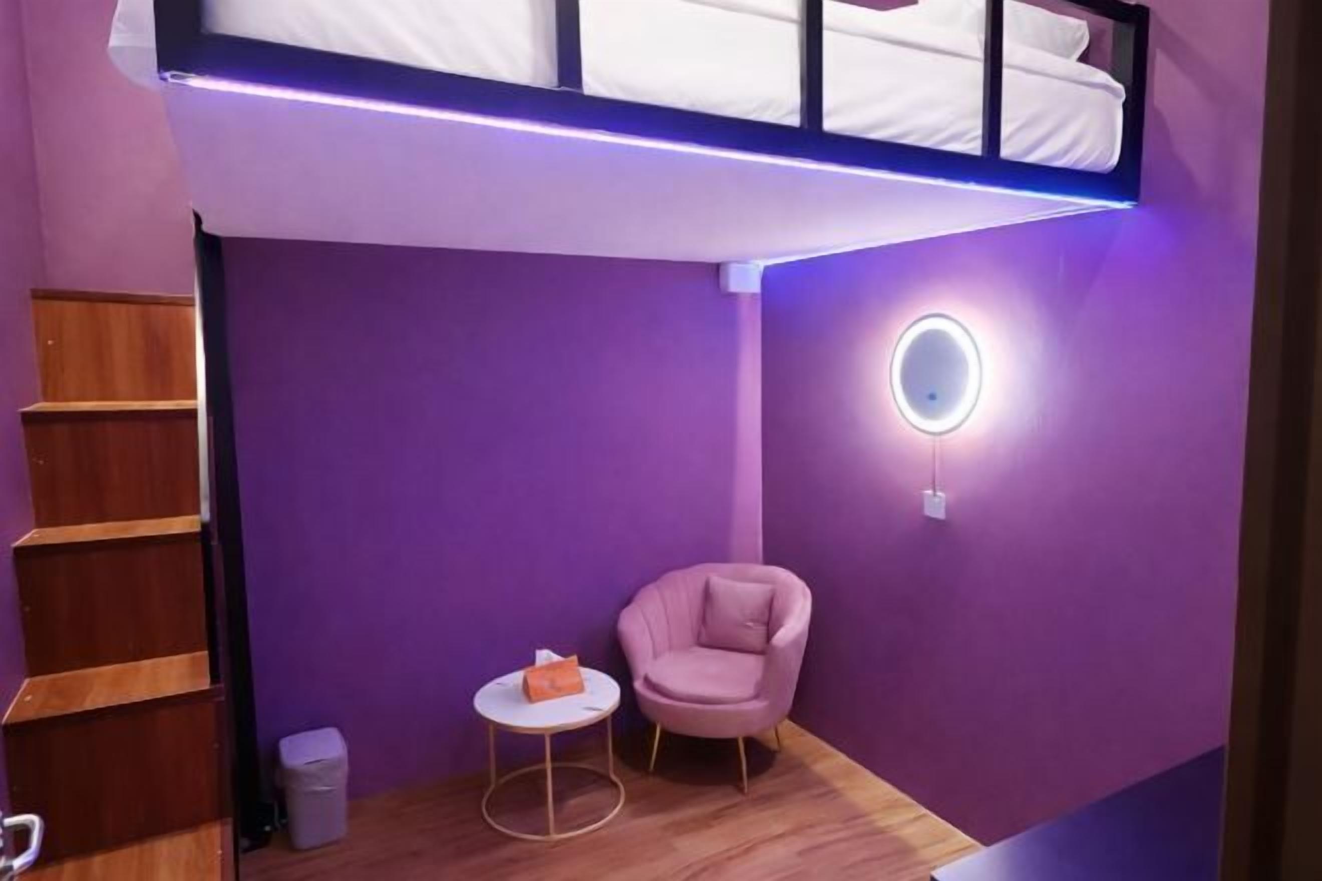 Desk, soundproofing, free WiFi, bed sheets