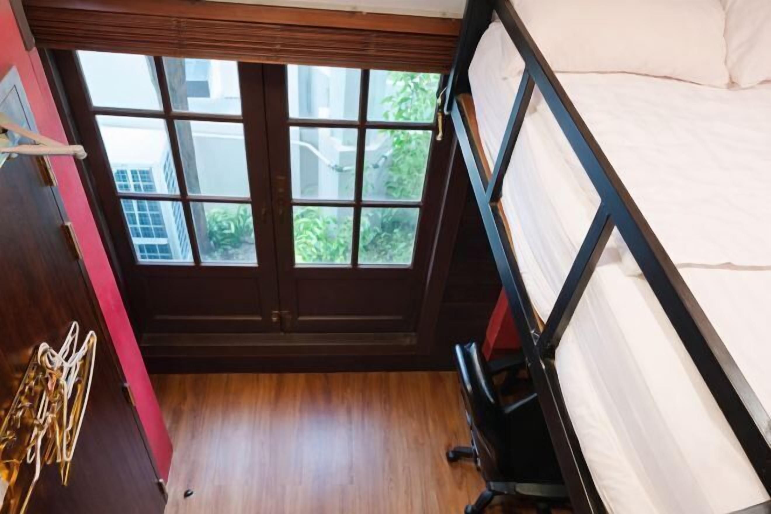 Desk, soundproofing, free WiFi, bed sheets