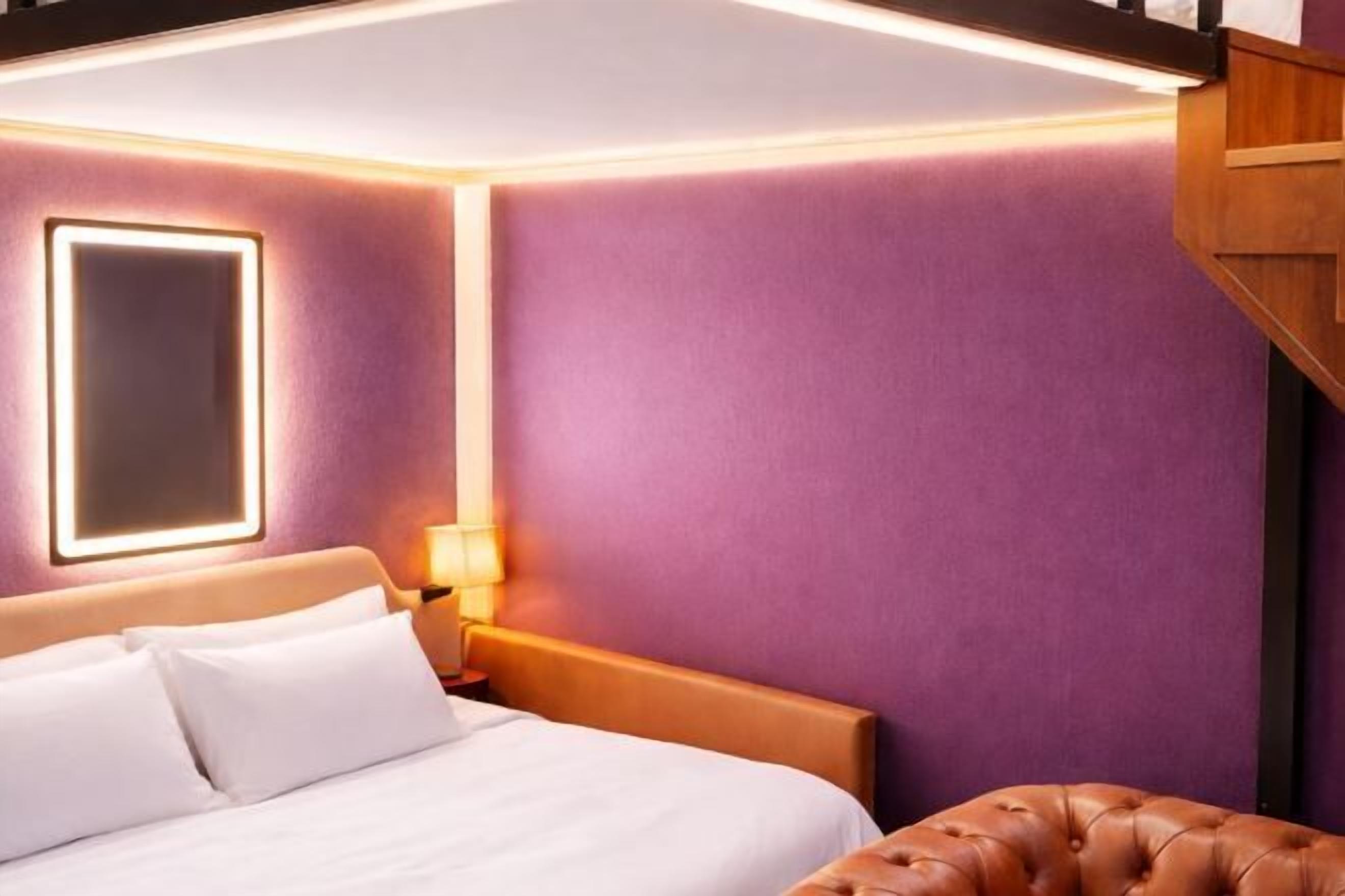 Desk, soundproofing, free WiFi, bed sheets