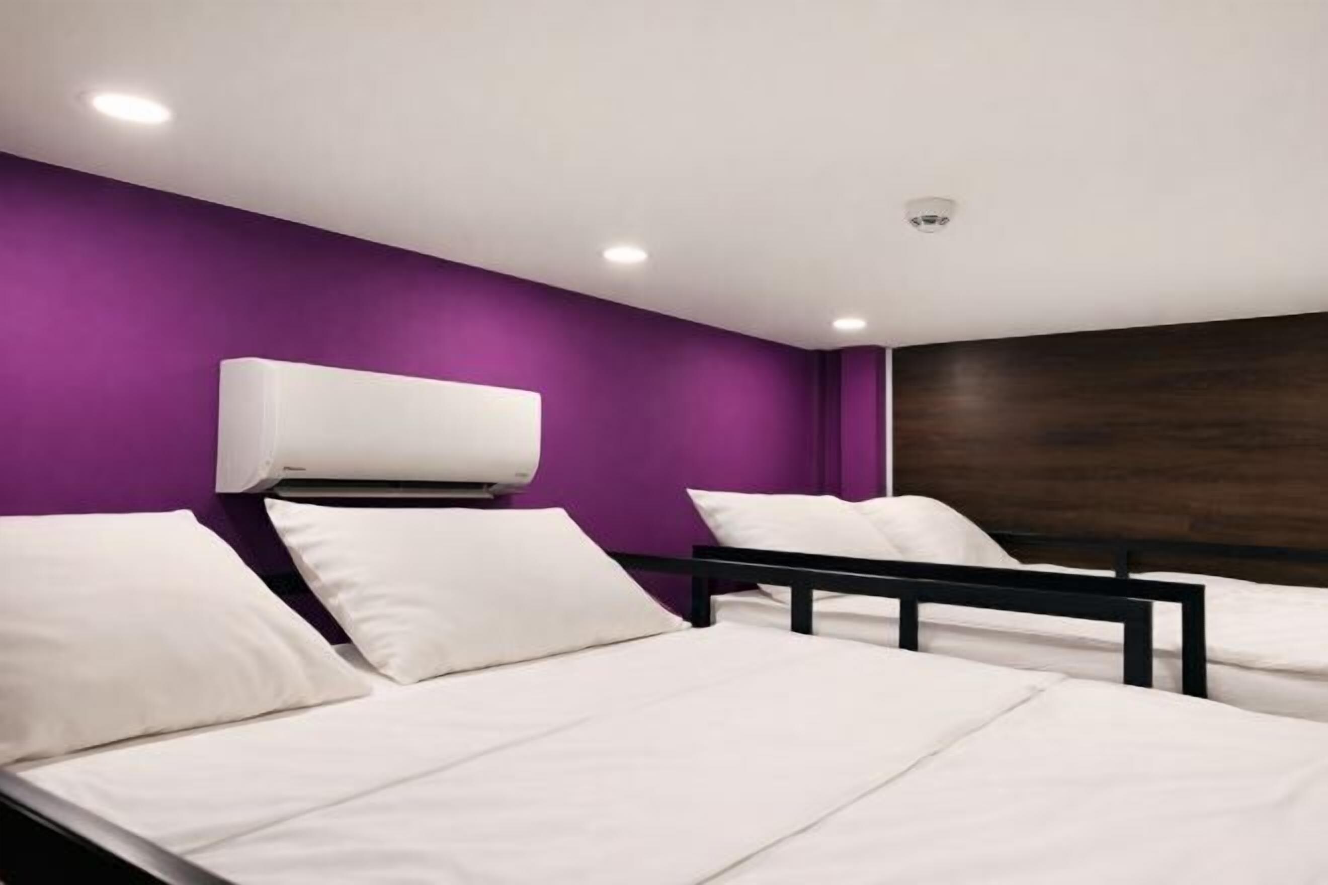 Desk, soundproofing, free WiFi, bed sheets