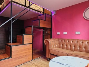 Quadruple, Window, Shared Bathroom | デスク、防音設備、WiFi (無料)、ベッドシーツ