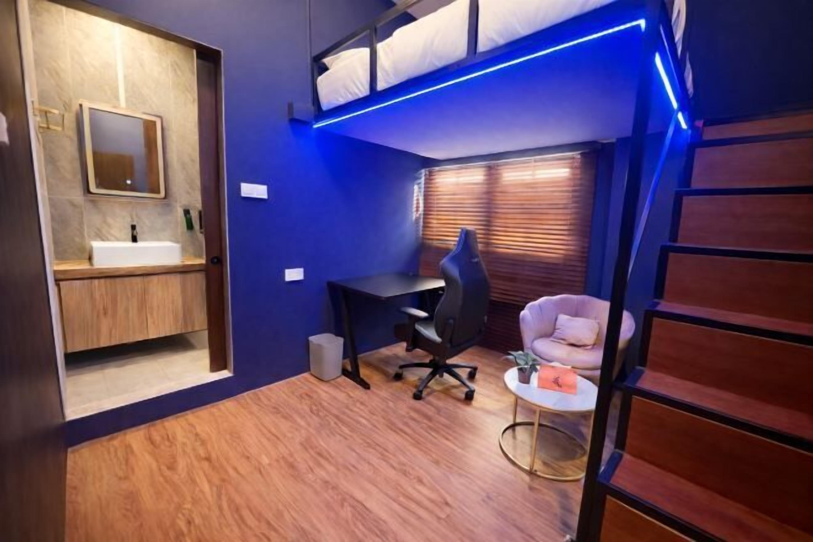 Desk, soundproofing, free WiFi, bed sheets