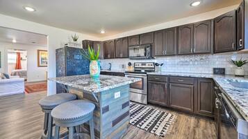 Fridge, microwave, stovetop, dishwasher