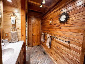 Shower, hair dryer, towels, soap - Custom log home on 16 private acres, with Hot tub (Laurelville)