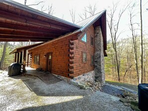 Exterior - Custom log home on 16 private acres, with Hot tub (Laurelville)