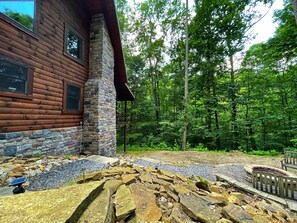 Property grounds - Custom log home on 16 private acres, with Hot tub (Laurelville)