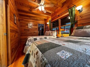 3 bedrooms, desk, iron/ironing board, WiFi (free) - Custom log home on 16 private acres, with Hot tub (Laurelville)