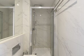 Dusche, Haartrockner, Handtücher, Seife