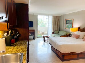 Iron/ironing board, free WiFi, bed sheets - Radiant Luana Waikiki Studio | Private Lanai (Honolulu)