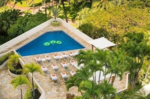 Pool - Radiant Luana Waikiki Studio | Private Lanai (Honolulu)