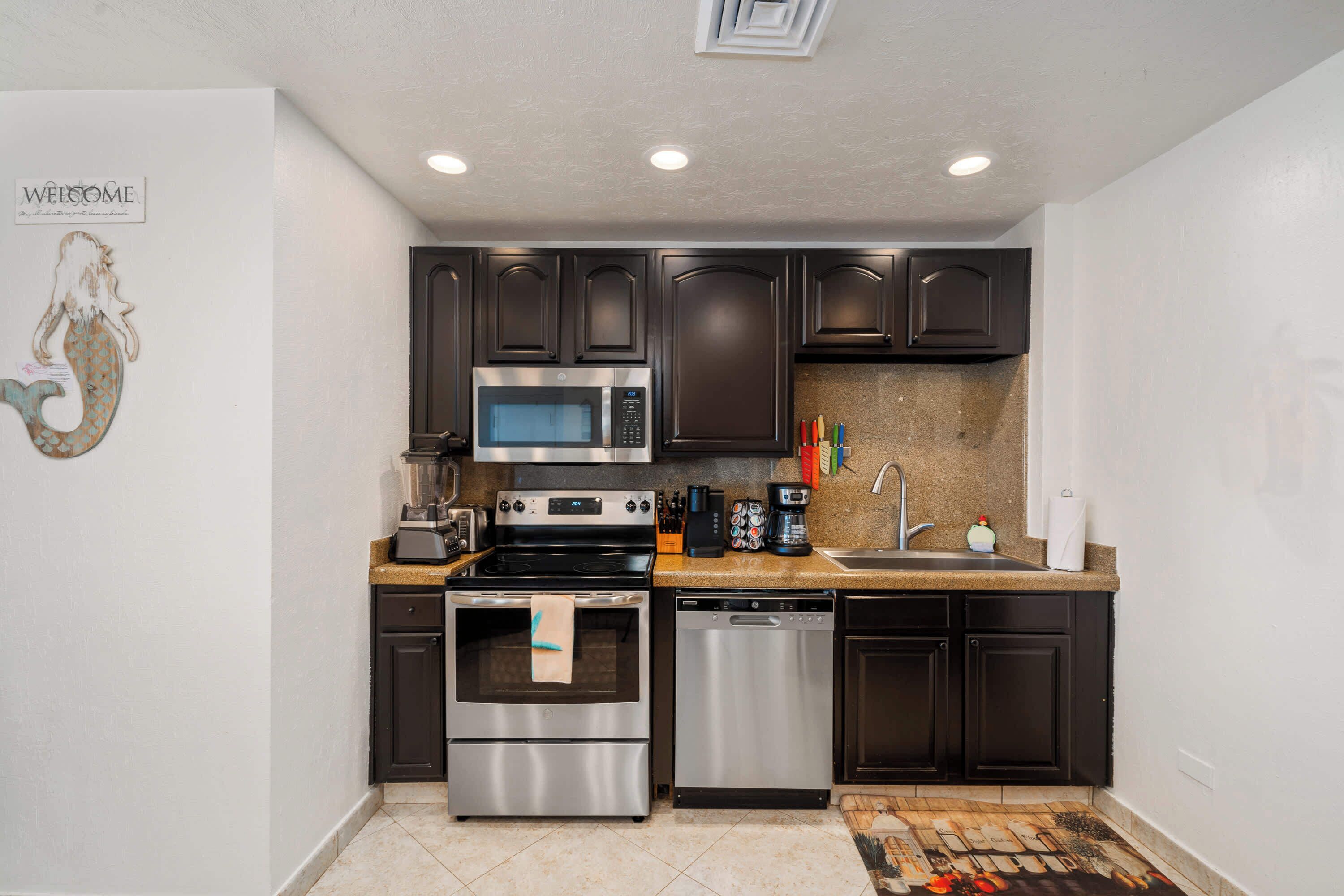 Jääkaappi, mikroaaltouuni, uuni, liesi