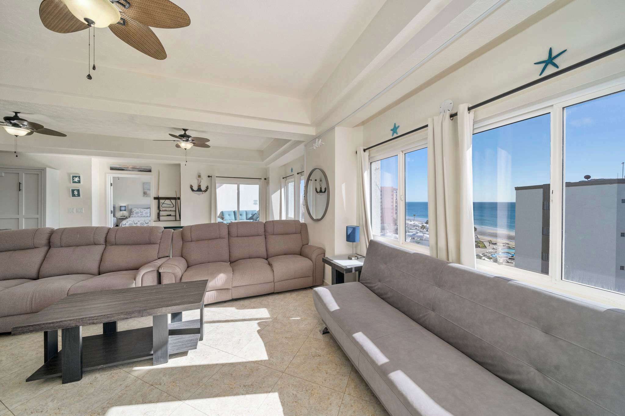 Smart-TV, Tischfußball, Arbeitsbereiche