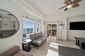 Smart-TV, Tischfußball, Arbeitsbereiche