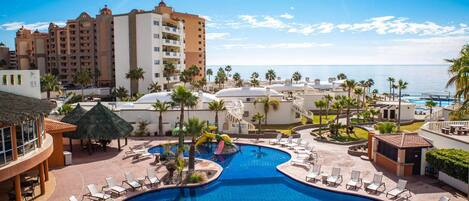 Een buitenzwembad en een verwarmd zwembad