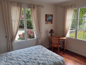 6 bedrooms, iron/ironing board, travel cot, free WiFi