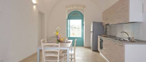 Frigorifero, piano cottura, tavolo da pranzo