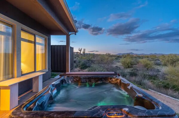 Outdoor spa tub