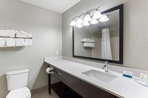 Bathroom - Quality Inn & Suites Ferdinand (Ferdinand)