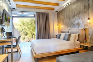 خزنة داخل الغرفة وتجهيزات عازلة للصوت