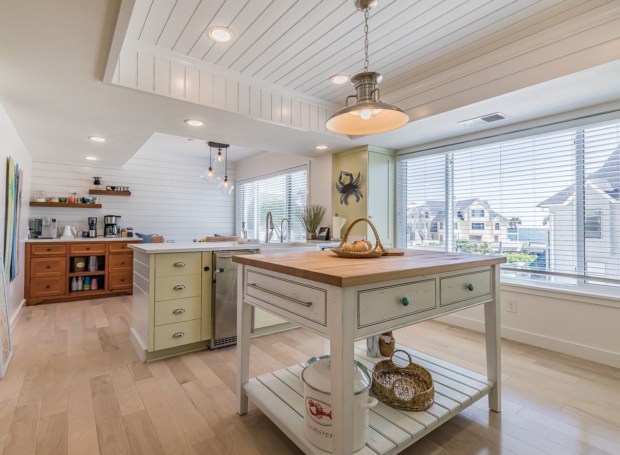 Dishwasher, coffee/tea maker, ice maker, dining tables