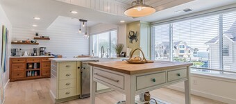 Ocean Front 3 Bedroom Villa, 4 seat golf cart included - 650 Newhaven