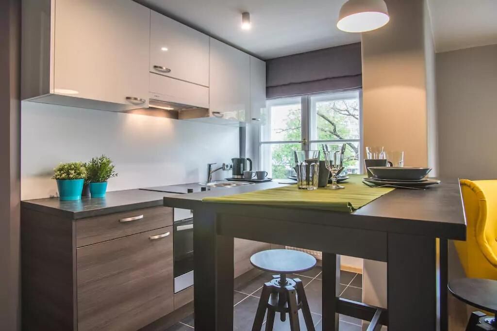 Kühlschrank, Ofen, Wasserkocher, Kochgeschirr/Geschirr/Besteck